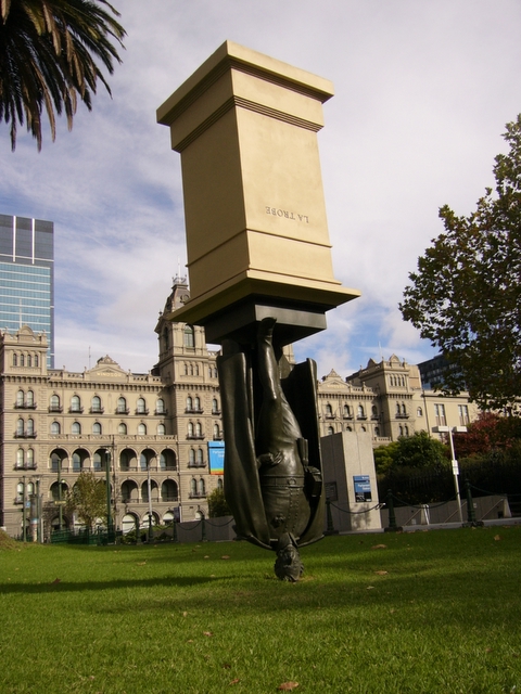 Melbourne'de La Trobe heykeli!