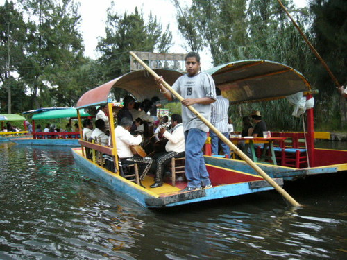 Xochimilko'da keyif yapan chilangolar!