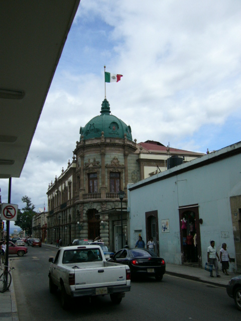 Oaxaca'da tiyatro binasi...Resim-muzik- el sanatlari, her turlu sanat Oaxaca'da...