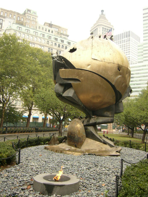 Eski WTC önündeki "Barış" heykeli, şimdi Battery Park'ta...