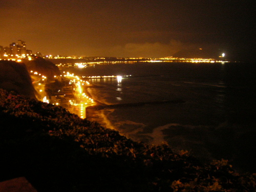 Miraflores/ Lima'da aksam. Pasifigin hic bitmeyen dalga sesleri huzur veriyor...
